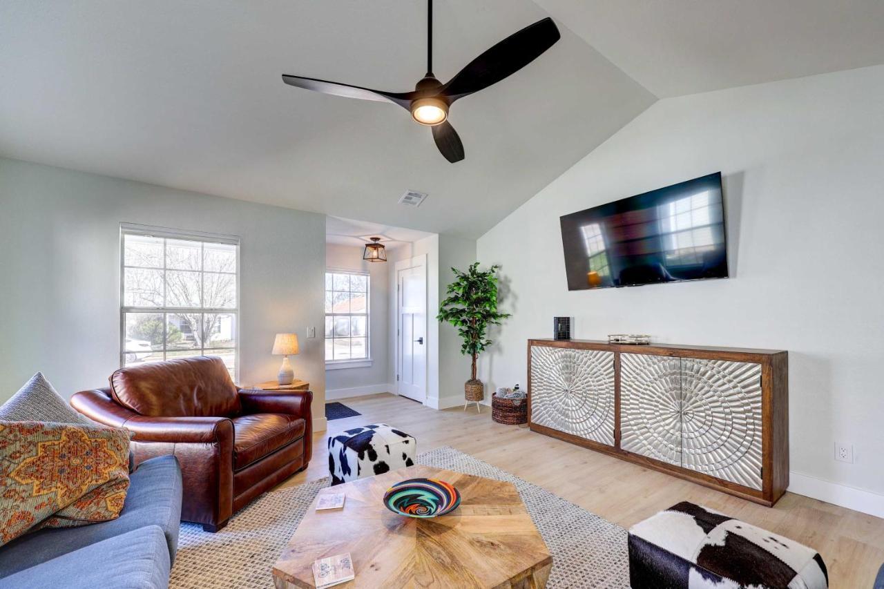 Chic Bentonville Home With Patio And Fire Pit! ภายนอก รูปภาพ