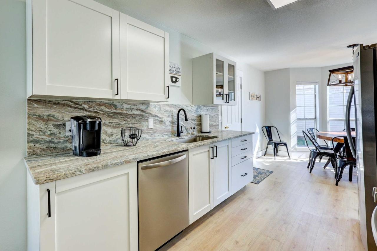 Chic Bentonville Home With Patio And Fire Pit! ภายนอก รูปภาพ