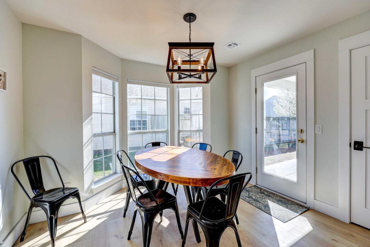 Chic Bentonville Home With Patio And Fire Pit! ภายนอก รูปภาพ