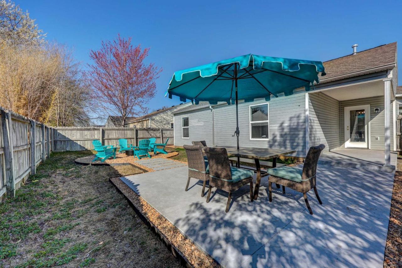 Chic Bentonville Home With Patio And Fire Pit! ภายนอก รูปภาพ