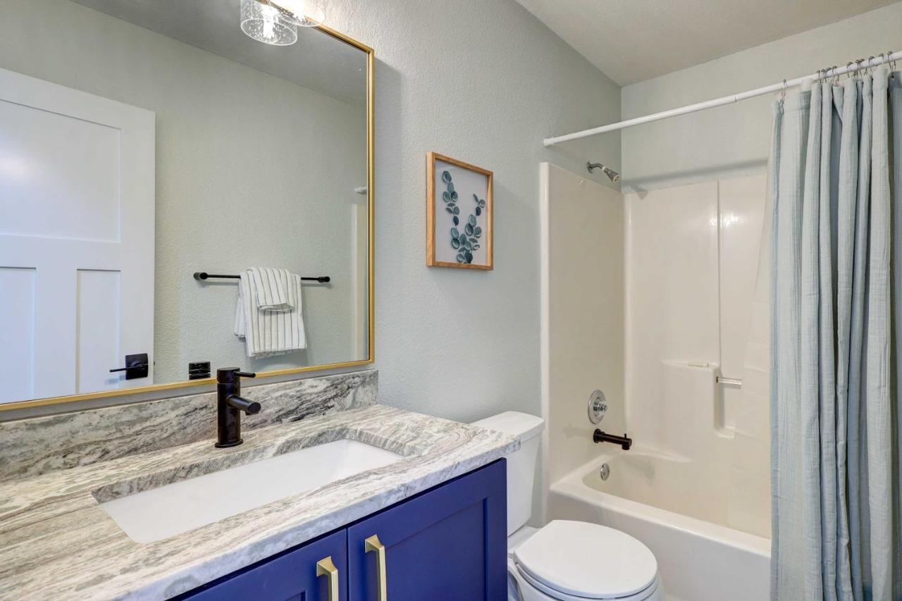 Chic Bentonville Home With Patio And Fire Pit! ภายนอก รูปภาพ