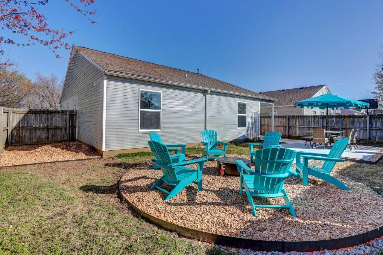 Chic Bentonville Home With Patio And Fire Pit! ภายนอก รูปภาพ