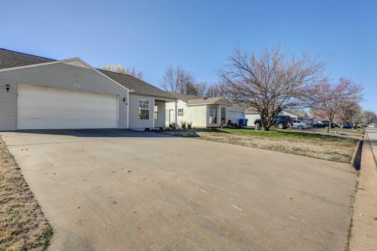 Chic Bentonville Home With Patio And Fire Pit! ภายนอก รูปภาพ